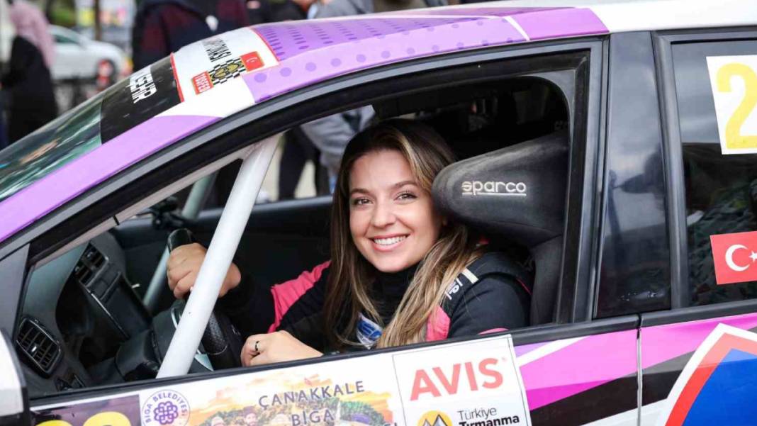 Bir eli direksiyonda, diğer eli gaz ve frende: Kübra rüzgarla yarışıyor! 10